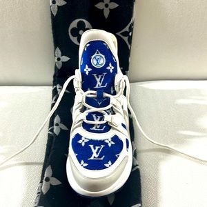 Size 40” 1/2  Louis Vuitton sneaker